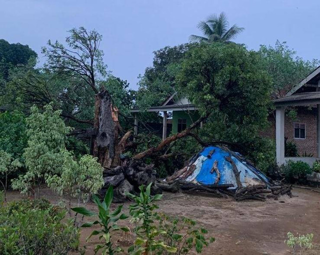 Rumah yang terkena angin puting beliung. | Foto: Ist