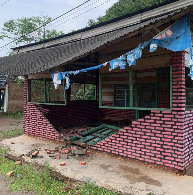 Rumah yang terkena angin puting beliung. | Foto: Ist