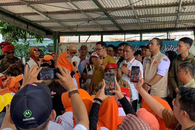 Calon Gubernur Jakarta nomor urut 01 Ridwan Kamil berdialog dengan warga Kecamatan Makasar, Jakarta Timur, Minggu (3/11/2024). Foto: Luthfi Humam/kumparan