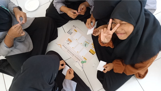 Board Games Bahaya Sengatan Listrik oleh Santriwati Pelajar Pondok Pesantren Asshodiqiyah, Semarang, Jawa Tengah, Minggu (13/10/2024)/ Foto: Salsalbila Yowinda Putri