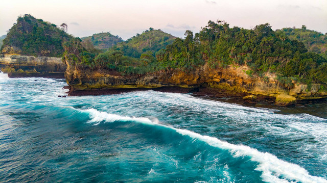 Pantai Nglurung. Foto hanya ilustrasi bukan tempat sebenarnya. Sumber foto: Unsplash/Nanda Firdaus