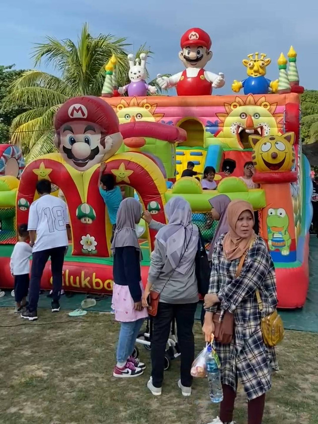 Anak-anak bermain di mini kiddie land di gelaran Daihatsu Kumpul Sahabat Balikpapan 2024. Foto: Gesit Prayogi/kumparan