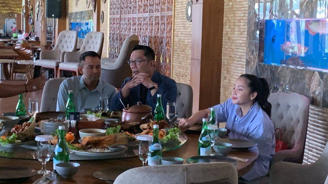 Cagub Jakarta nomor urut 01 Ridwan Kamil makan siang bersama selebritas sekaligus Utusan Khusus Presiden Raffi Ahmad beserta istrinya Nagita Slavina di Telaga Senayan, Jakarta, Minggu (3/11/2024). Foto: Luthfi Humam/kumparan