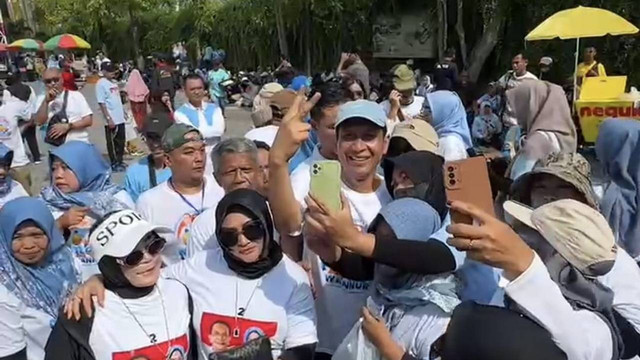 Calon Bupati (Cabup) Bojonegoro nomor urut 02, Setyo Wahono, saat ikuti acara “Mlaku Sehat Bareng" Wahono-Nurul. Minggu (03/11/2024). (Aset: Istimewa)