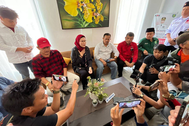 Calon Bupati Indramayu nomor urut 03, Nina Agustina saat konferensi pers terkait insiden di daerah Sukra, Minggu (2/11/2024). Foto: kumparan