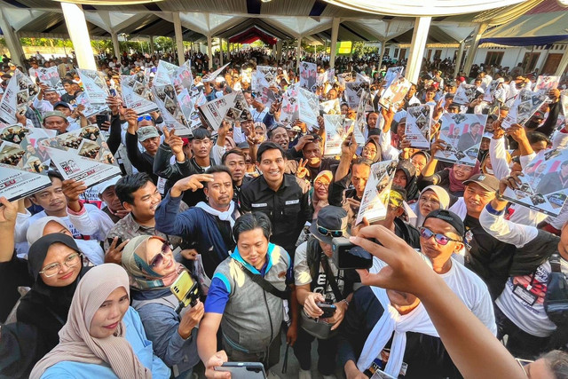 Calon Bupati Indramayu nomor urut 02 Lucky Hakim saat foto bersama dengan ribuan relawan REVOLUSI, (27/10/2024). Foto: kumparan