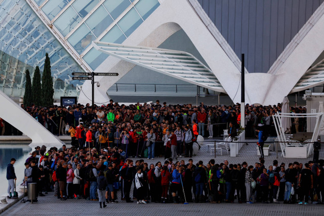 Para relawan mengantre untuk mendapatkan panduan tentang cara memberikan bantuan kepada korban banjir di di Ciudad de las Arts y las Ciencias, Valencia, Spanyol, Sabtu (2/11/2024). Foto: Susana Vera/REUTERS 