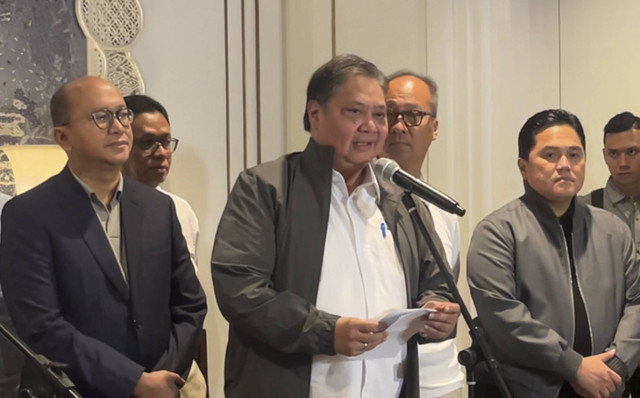 Menko Bidang Perekonomian Airlangga Hartarto dan sederet menteri ekonomi dalam konferensi pers usai rapat koordinasi di Hotel Four Season, Jakarta Selatan, Minggu (3/11/2024). Foto: Widya Islamiati/kumparan