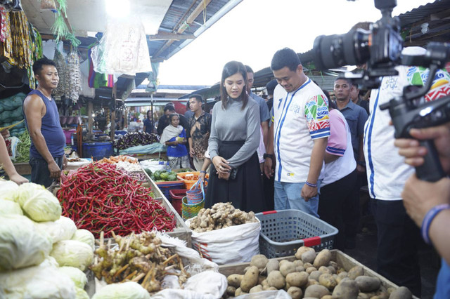 Calon Gubernur Sumut nomor urut 1, Bobby Nasution dan istri Kahiyang Ayu di Pasar Pagi Gunungsitoli, Nias, Minggu (3/11/2024). Foto: Dok. Istimewa