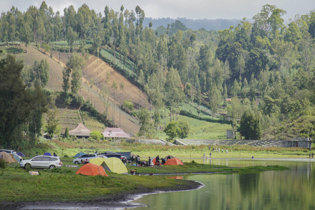 Seorang wisatawan menerbangkan pesawat nirawak Atau drone di kawasan Taman Nasional Bromo Tengger Semeru (TNBTS), Lumajang, Jawa Timur, Minggu (3/11/2024). Foto: Irfan Sumanjaya/ANTARA FOTO