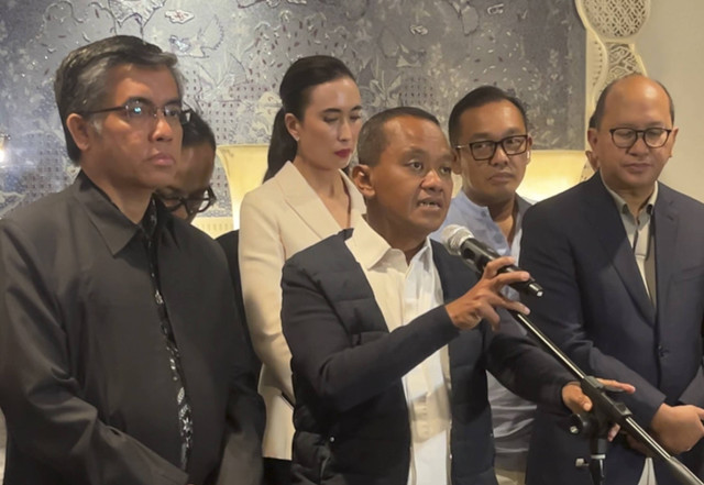 Menteri Energi dan Sumber Daya Mineral (ESDM) Bahlil Lahadalia dan sederet menteri ekonomi dalam konferensi pers usai rapat koordinasi, di Hotel Four Season, Jakarta Selatan, Minggu (3/11/2024). Foto: Widya Islamiati/kumparan