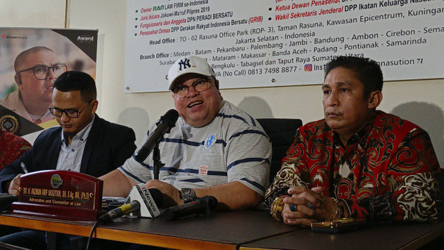 Konferensi pers Razman Arif terkait Vadel Badjideh di kawasan Kuningan, Jakarta Selatan, Minggu (3/11/2024). Foto: Aprilandika Pratama/kumparan