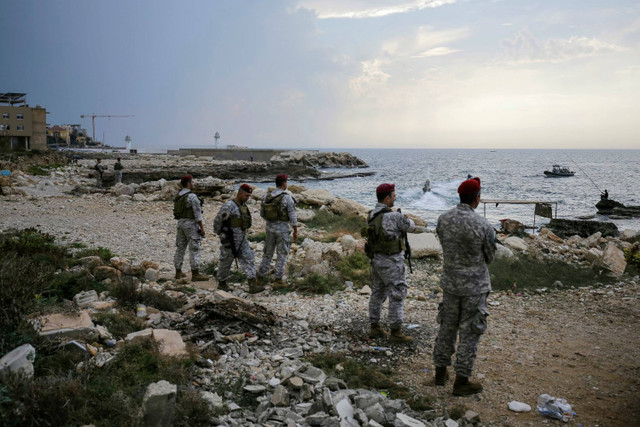 Tentara Lebanon memeriksa pantai di lokasi pendaratan yang dilaporkan untuk "pasukan komando angkatan laut" yang menculik seorang pelaut Lebanon menurut sumber militer, di kota pesisir utara Batroun, Lebanon, Sabtu (2/11/2024). Foto: Ibrahim Chalhoub / AFP