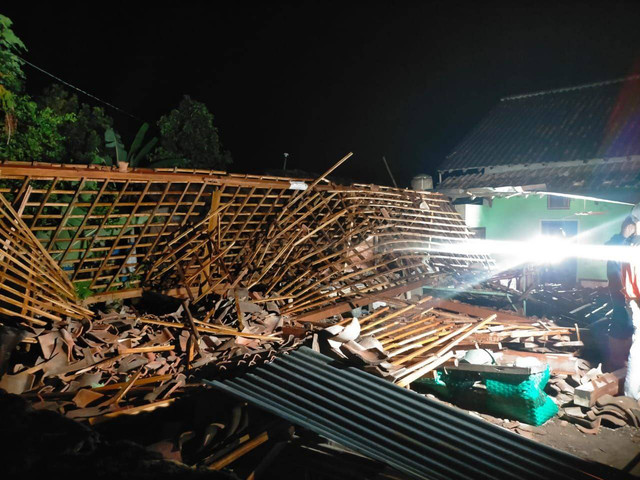 Rumah ambruk milik warga yang menelan korban jiwa di Timbulharjo, Sewon, Bantul, Daerah Istimewa Yogyakarta (DIY) pada Sabtu malam (2/11/2024) akibat angin kencang. Foto: Polres Bantul