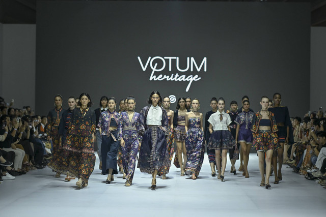 Koleksi "Serumpun" oleh brand VOTUM Heritage Sebastian Gunawan dan Cristina Panarese di Jakarta Fashion Week 2025, 25 Oktober 2024. Foto: dok. Jakarta Fashion Week