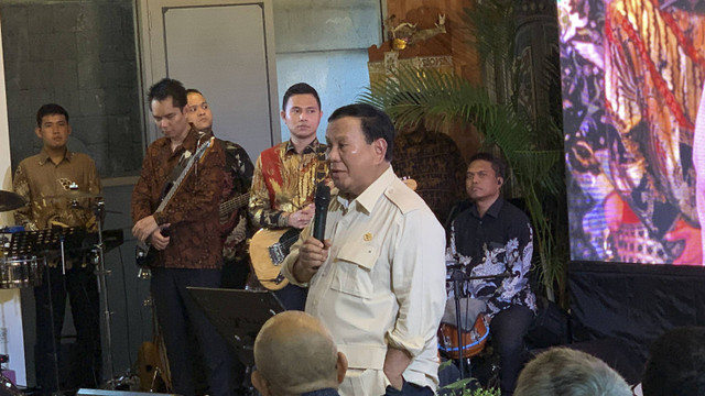 Presiden Prabowo Subianto saat mengunjungi cakada Kim Plus di sebuah restoran di Kota Denpasar, Bali, Minggu (3/11/2024). Foto: Denita BR Matondang/kumparan