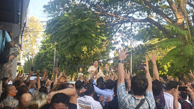 Presiden Prabowo Subianto saat mengunjungi cakada Kim Plus di sebuah restoran di Kota Denpasar, Bali, Minggu (3/11/2024). Foto: Denita BR Matondang/kumparan