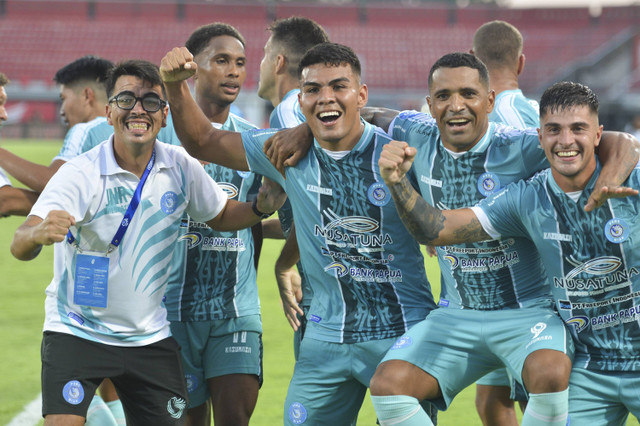 Pemain PSBS Biak Alexsandro Dos Santos Perreira (tengah) berselebrasi bersama rekan setimnya usai mencetak gol ke gawang Bali United saat pertandingan Liga 1 2024/2025 di Stadion Kapten I Wayan Dipta Gianyar, Bali, Minggu (3/11/2024). Foto: Fikri Yusuf/ANTARA FOTO