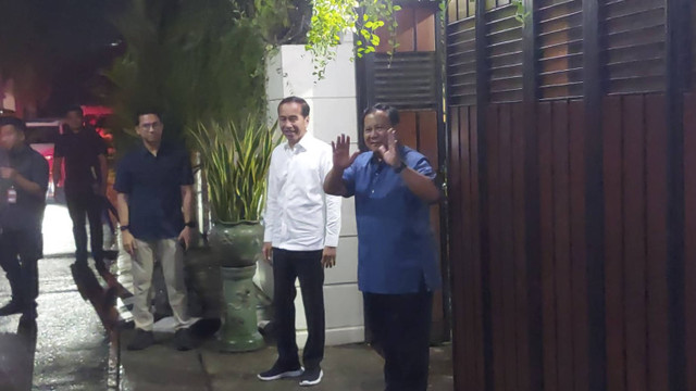 Presiden Prabowo Subianto menjemput Presiden ke-7 RI Jokowi di kediamannya di Solo untuk makan di angkringan, Minggu (3/11/2024). Foto: kumparan