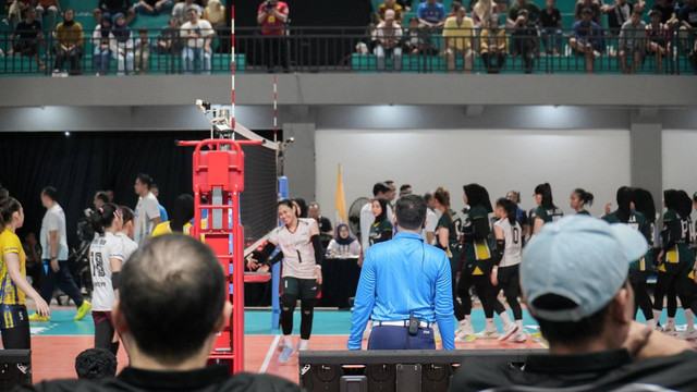 Calon Bupati (Cabup) Bojonegoro Setyo Wahono bersama Sekjen PBVSI, Heyzer Harsono saat saksikan final Livoli Divisi Utama 2024, di GOR Utama Bojonegoro. Minggu (03/11/2024). (Aset: Istimewa).