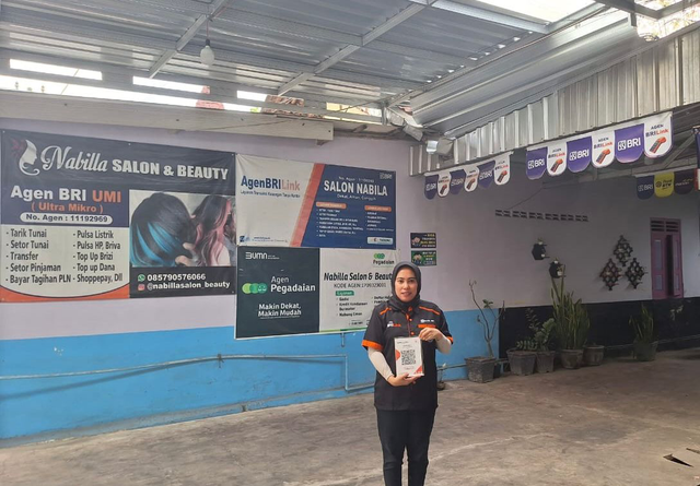 Asmaul Yulita Sari sebagai perintis Nabilla Salon-Beauty di Desa Kepung, Kepung, Kediri semakin berkembang berkat mendapat pemberdayaan BRI dan gabung AgenBRILink sejak 2021. Foto: Dok. BRI