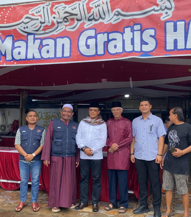 Didi Haryono saat berfoto bersama pemilik Rumah Makan Gratis Habib. Foto: Yulia Ramadhiyanti/Hi!Pontianak