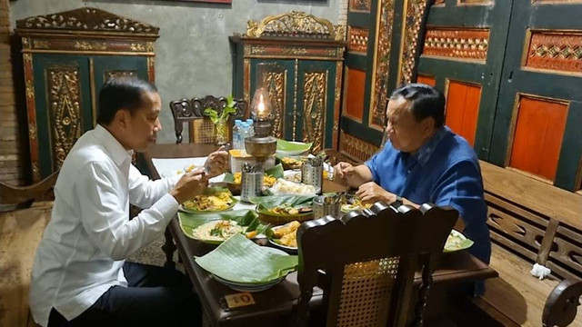 Presiden Prabowo Subianto makan bersama Jokowi di Angkringan Semar, Solo, Minggu (3/11/2024).  Foto: kumparan