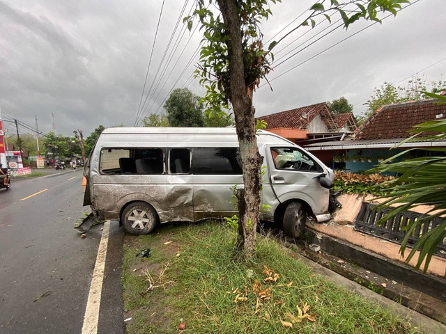 Sebuah travel berpenumpang menabrak pagar rumah warga di Baleharjo, Wonosari, Gunungkidu, Daerah Istimewa Yogyakarta (DIY) pada Minggu (3/11/2024).Foto: Istimewa