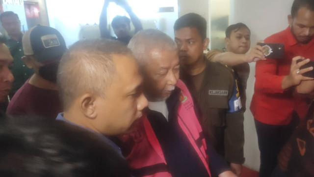 Mantan Dirjen Perkeretaapian di Kementerian Perhubungan, Prasetyo Boeditjahtjono, berbaju tahanan saat dihadirkan di Kejagung, Minggu (3/11/2024). Foto: Rachmadi Rasyad/kumparan