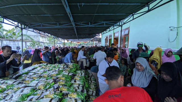 Politisi Partai Gerindra asal Bojonegoro, Budiono dan Sudiono, saat bagikan paket beras kepada warga Desa Padang, Kecamatan Trucuk, Kabupaten Bojonegoro, Jawa Timur. Minggu (03/11/2024). (Aset: Istimewa).