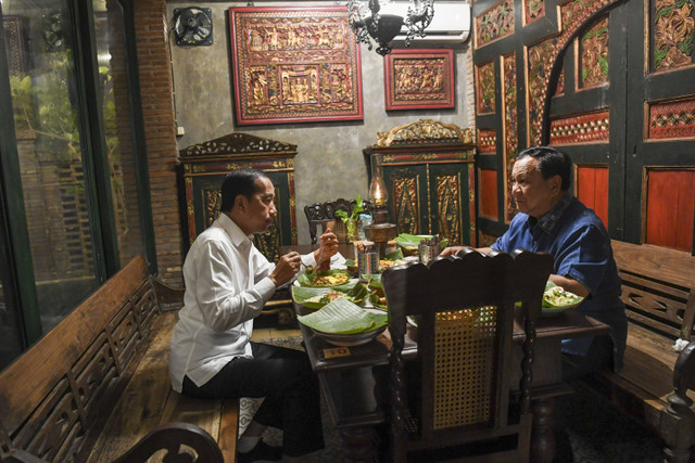 Presiden Prabowo Subianto (kanan) berbincang dengan Presiden RI ketujuh Joko Widodo (kiri) saat makan malam di Solo, Jawa Tengah, Minggu (3/11/2024). Foto: Galih Pradipta/ANTARA FOTO