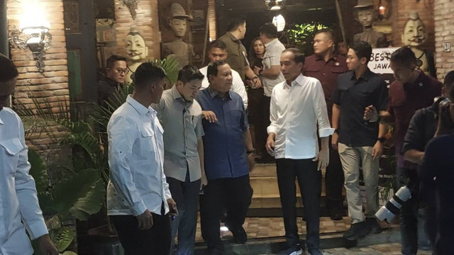 Presiden Prabowo Subianto (kanan) berbincang dengan Presiden RI ketujuh Joko Widodo (kiri) saat makan malam di Solo, Jawa Tengah, Minggu (3/11/2024). Foto: kumparan