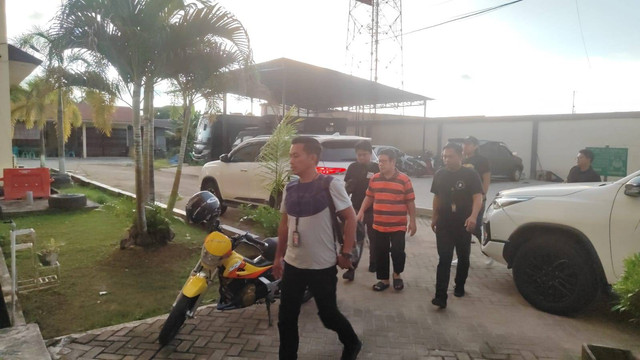 Anggota DPRD Singkawang tersangka pencabulan saat dibawa ke Polres Singkawang. Foto: Dok. Polres Singkawang