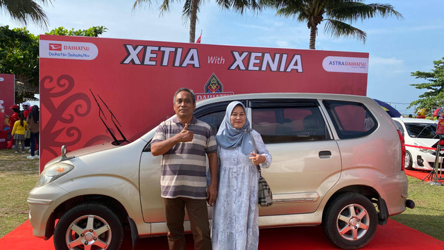 Machlan beserta istri sebagai konsumen setia Daihatsu Xenia di Balikpapan. Foto: Dok. kumparan