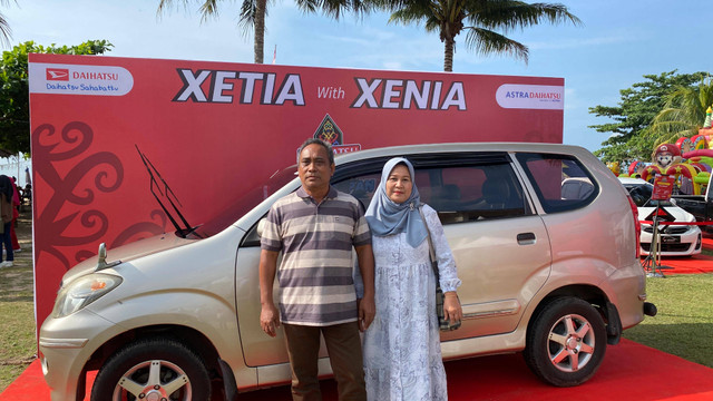 Machlan beserta istri sebagai konsumen setia Daihatsu Xenia di Balikpapan. Foto: Dok. kumparan