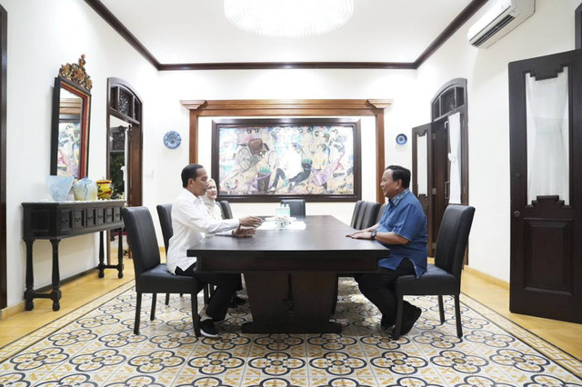 Momen silaturahmi Presiden Prabowo Subianto bersama Jokowi saat berada di Solo, Jawa Tengah, Minggu (3/11/2024). Foto: Instagram/ @prabowo