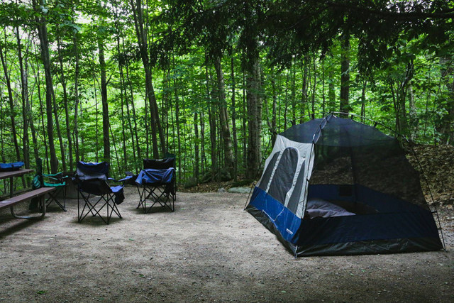 Campgrounds and outbound hill siroto. Foto hanya ilustrasi, bukan tempat sebenarnya. Sumber: Unsplash/brian yurasits