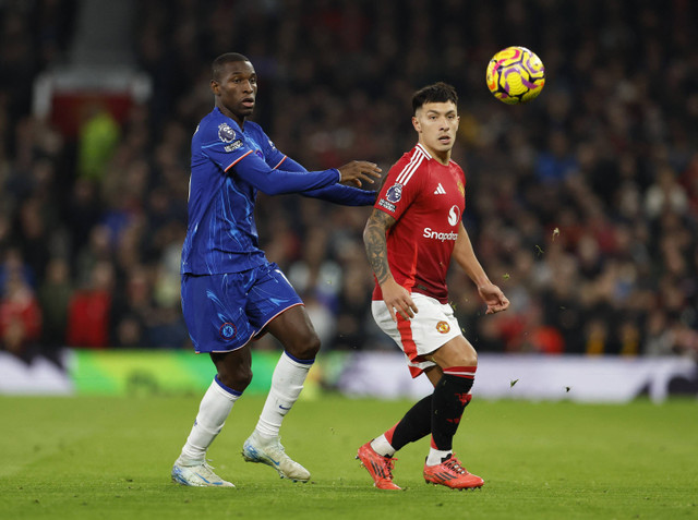 Nicolas Jackson dari Chelsea beraksi dengan pemain Manchester United Lisandro Martinez pada pertandingan Liga Inggris antara Manchester United melawan Chelsea di Old Trafford, Manchester, Inggris, Minggu (3/11/2024). Foto: Jason Cairnduff/REUTERS