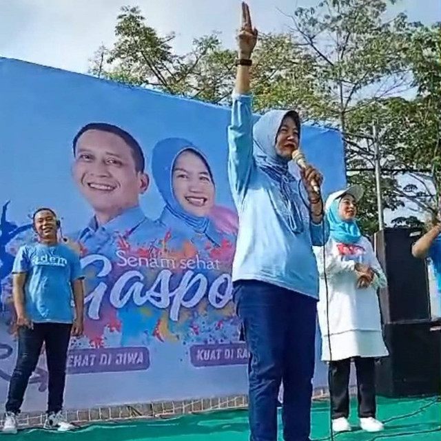 Calon Wakil Bupati (Cawabup) Bojonegoro nomor urut 02, Nurul Azizah, saat ikuti senam bareng ribuan warga di Lapangan Desa Karangdayu, Kecamatan Baureno, Kabupaten Bojonegoro. Minggu (03/11/2024). (Aset: Istimewa)