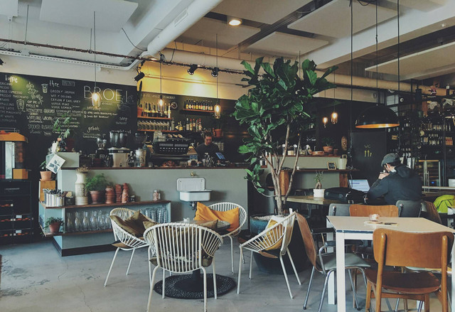 Cafe 24 Jam Bandung. Foto hanya ilustrasi bukan tempat sebenarnya. Sumber foto: Unsplash/Daan Evers