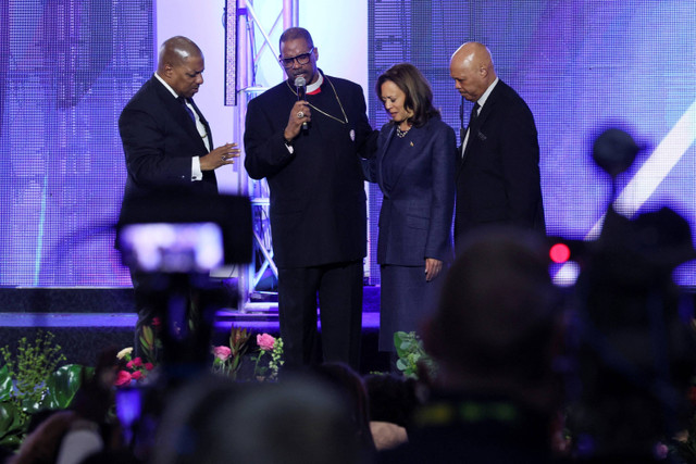 Calon presiden dari Partai Demokrat sekaligus Wakil Presiden AS Kamala Harris di Gereja Detroit, Michigan, Amerika Serikat, Minggu (3/11/2024). Foto: Leah Millis/REUTERS 