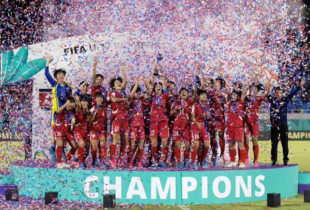 Selebrasi pemain Timnas Wanita Korea Utara usai mengalahkan Timnas Wanita Spanyol pada pertandingan final Piala Dunia Wanita U-17 2024 di Stadion Olimpico Felix Sanchez di Santo Domingo, Minggu (3/11/2024). Foto: Nelson Pulido / AFP