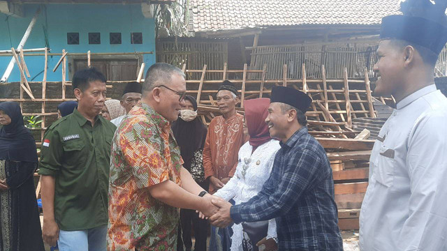 Pj Bupati Bantul, Adi Bayu Kristanto saat bertemu dengan keluarga korban meninggal tertimpa atap rumah ambruk di Timbulharjo, Sewon, Bantul, Daerah Istimewa Yogyakarta (DIY) Minggu (3/11/2024). Foto: Hadid Husaini