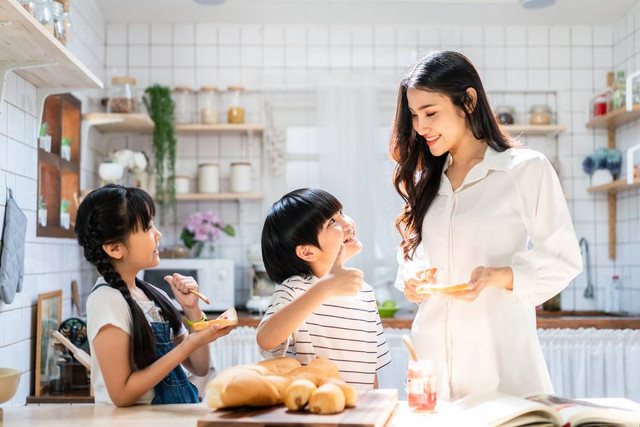 Ilustrasi orang tua yang membuatkan camilan untuk anak. Foto: dok. Hananeko_Studio/Shutterstock