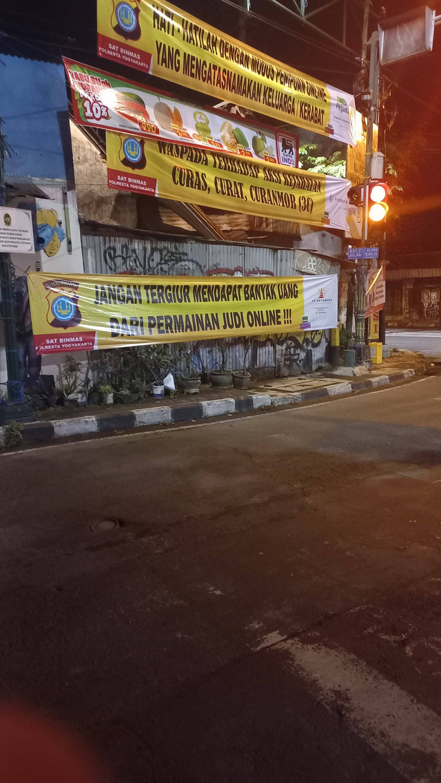 Sumber foto : Koleksi foto pribadi. Banner berada di Simpang Empat Wirobrajan, D.I. Yogyakarta.