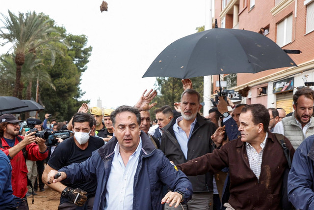 Raja Spanyol Felipe Paiporta mengunjungi lokasi terdampak banjir bandang di Paiporta, Valencia, Spanyol, Minggu (3/11/2024). Foto: Eva Manez/ REUTERS