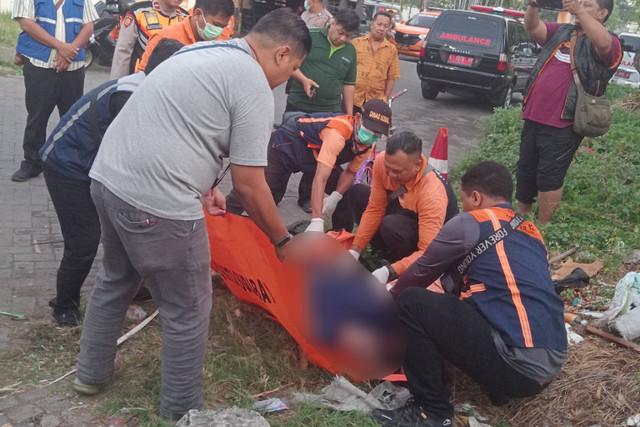 Seorang pria ditemukan tewas di pinggir Jalan Kertajaya, Surabaya, usai dihajar massa, Senin (4/11/2024). Foto: BPBD Surabaya