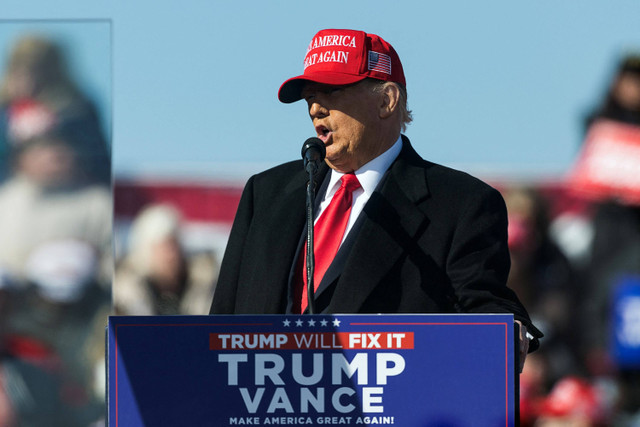 Calon presiden dari Partai Republik dan mantan Presiden AS Donald Trump saat kampanye di Lititz, Pennsylvania, AS, Minggu (3/11/2024). Foto: Eloisa Lopez/REUTERS