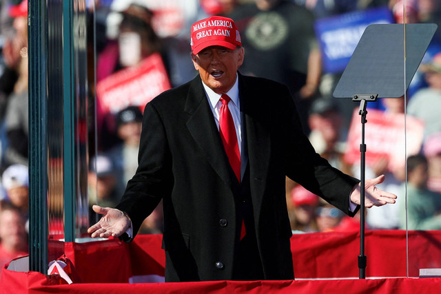 Calon presiden dari Partai Republik dan mantan Presiden AS Donald Trump saat kampanye di Lititz, Pennsylvania, AS, Minggu (3/11/2024). Foto: Eloisa Lopez/REUTERS