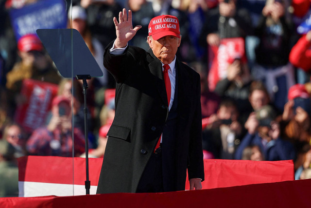 Calon presiden dari Partai Republik dan mantan Presiden AS Donald Trump saat kampanye di Lititz, Pennsylvania, AS, Minggu (3/11/2024). Foto: Eloisa Lopez/REUTERS